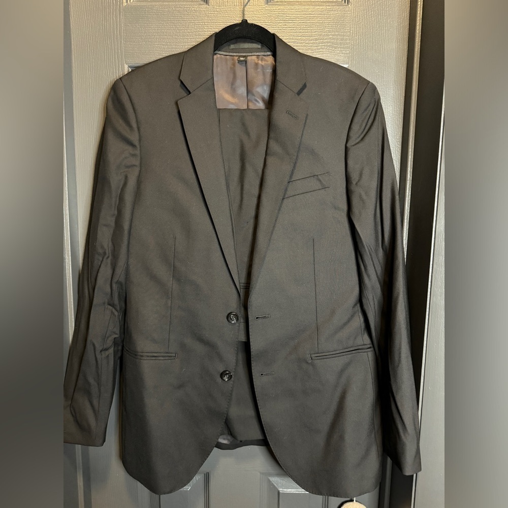jCrew men’s black light weight wool suit Jacket 36R pant is 29/32.  Some…​​